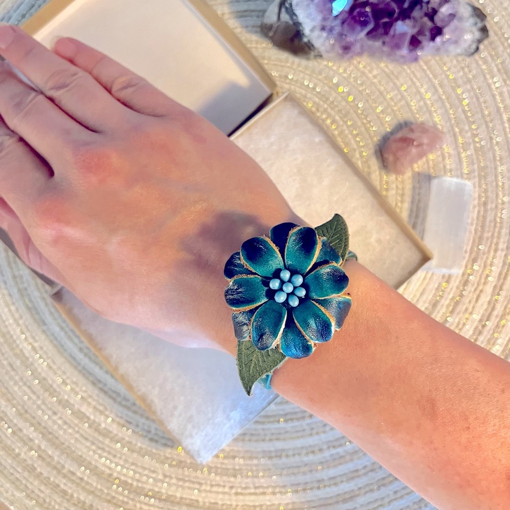 🌸Unique leather flower bracelet.🌸In very good used condition.